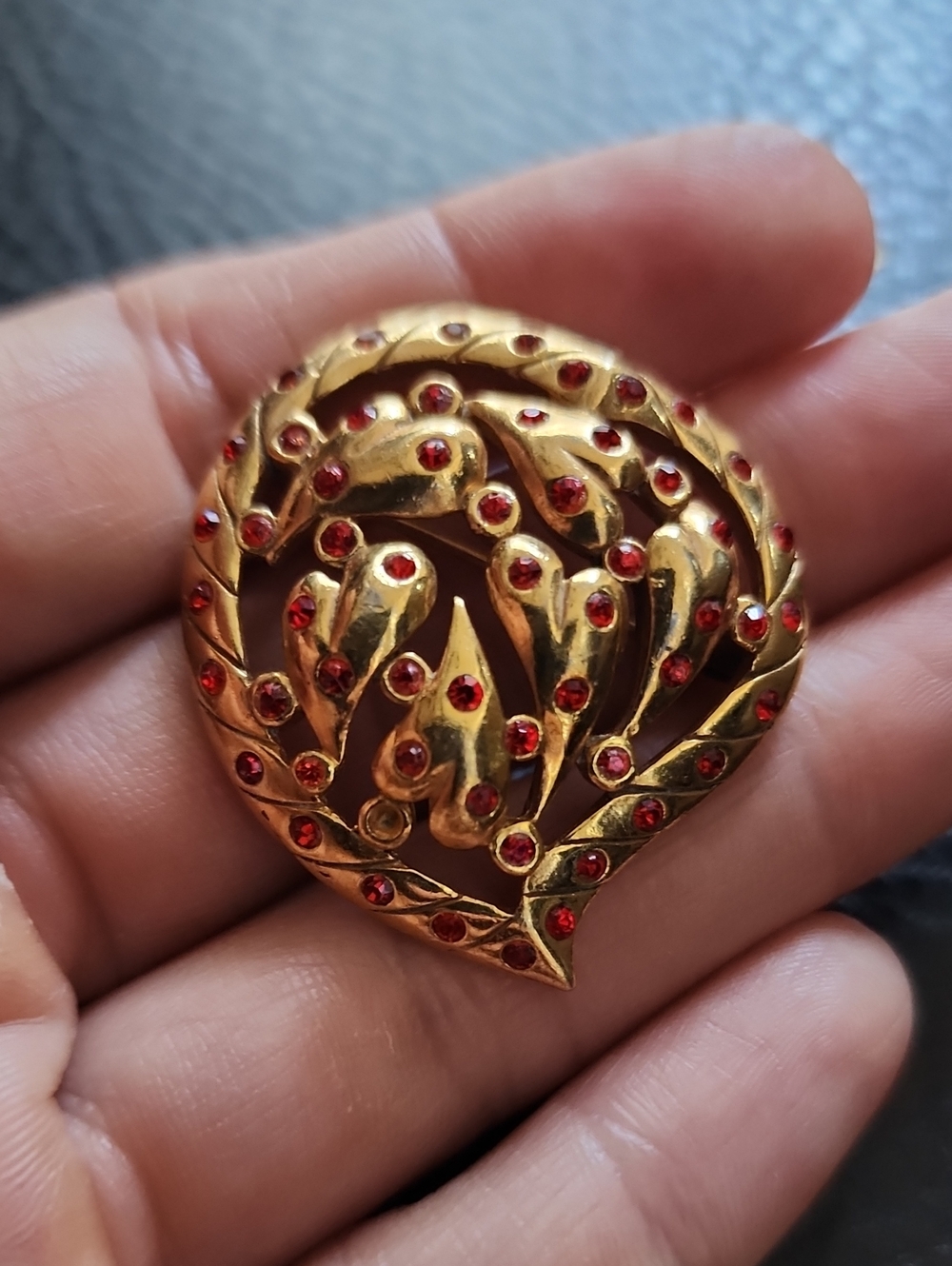 VTG Gold-Tone Red Crystal Heart Brooch - Women Jewelry